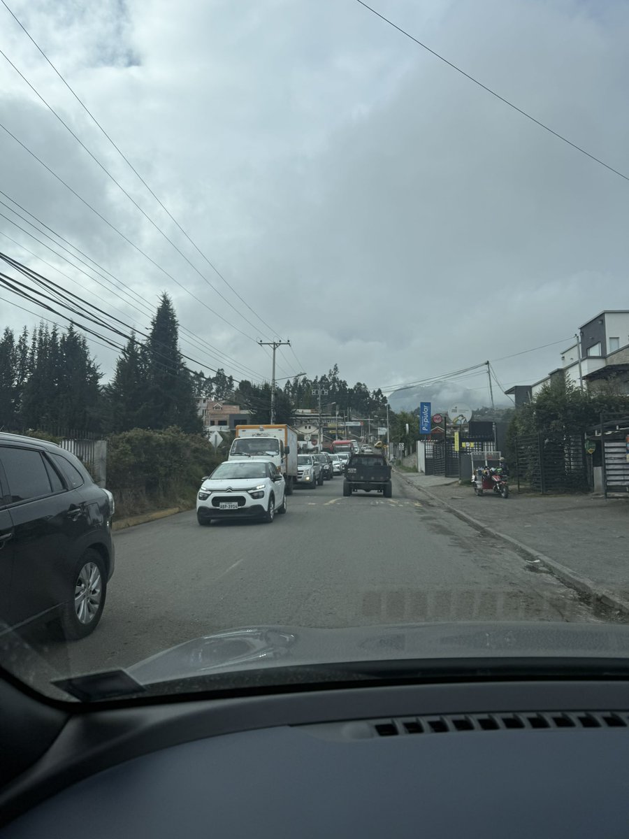 andreprietoa's tweet photo. Urge una solución al tráfico que se genera en #Challuabamba en la mañana. Debe haber alguna solución de parte de la @emov_ep https://t.co/8OCBWo17gB