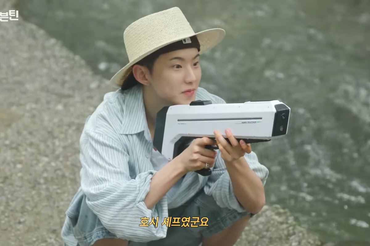 khoshlover's tweet photo. hoshi being theeee cutest boy ever while being a menace 😭😭 https://t.co/jXdHccgg5z