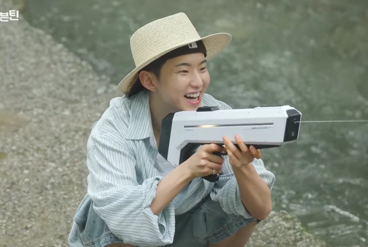 khoshlover's tweet photo. hoshi being theeee cutest boy ever while being a menace 😭😭 https://t.co/jXdHccgg5z