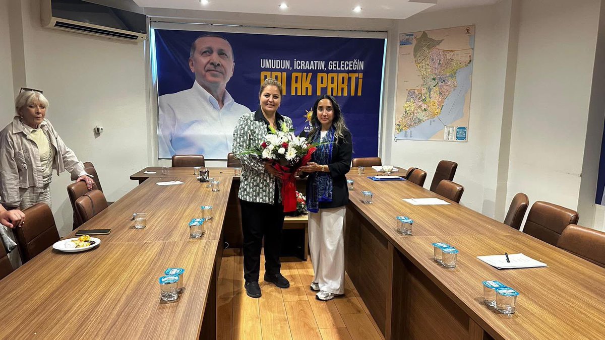 📍 BEŞİKTAŞ

Bugünün ikinci durağında Beşiktaş ilçemizde Ak kadınlarımız ve mahalle başkanlarımızla bir araya geldik. 💐
Türkiye Yüzyılı hedeflerimiz doğrultusunda, omuz omuza, yürek yüreğe çalışmaya devam ediyoruz.
Her mahallede, her hanede gönül gönüle olmaya kararlıyız. 🤍✨