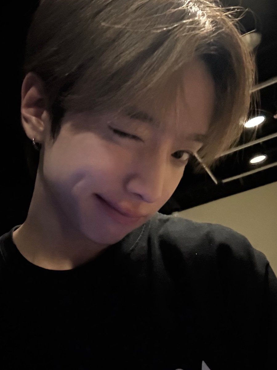 윙쿠 셀카 귀엽다..