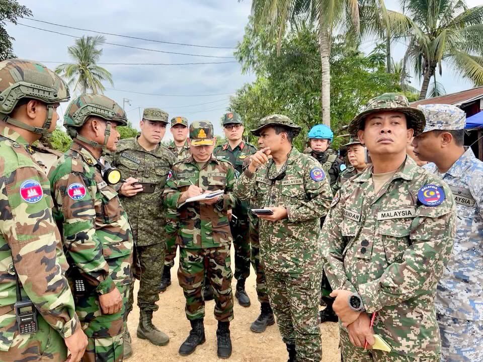 FairyCuddle's tweet photo. Only an hours after the ASEAN observer mission returned, Thai soldiers came and attacked Cambodian citizens and soldiers, injuring many. 

#CambodiaNeedPeace
#ThaitroopsfireonCambodianpeople
#ThailandViolatedCeasefire https://t.co/3TLOtATsJT