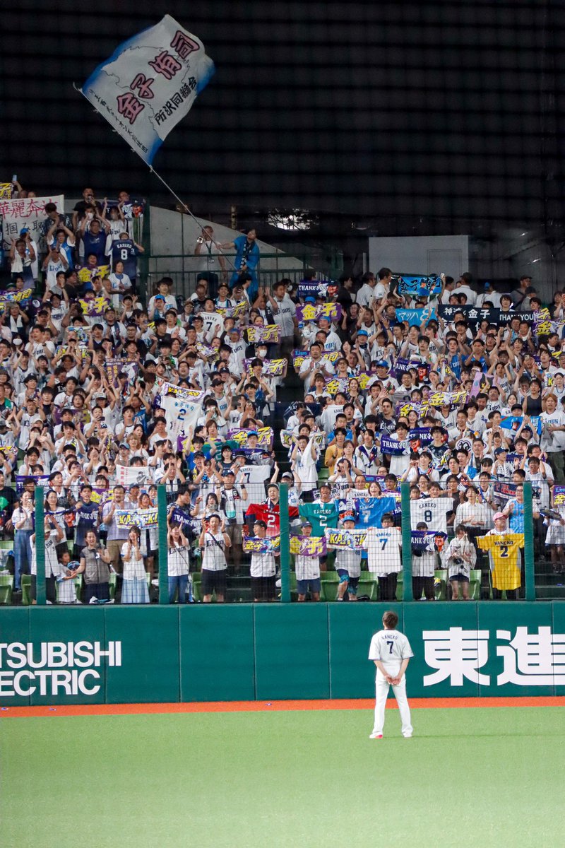 昨年の引退試合から1年。
あっという間の1年でした🥹

今思い返してもあの1日は最高だったし、
改めてかけがえのない時間だったなと
心にグッとくるものがあります、、🥲

たくさんの思い出をありがとう⚾️✨

改めて
#金子侑司引退試合
参加してくれた皆さんもありがとう🙏