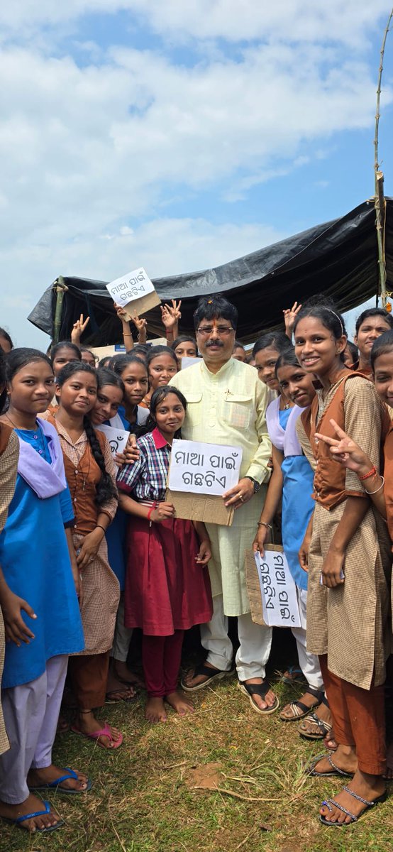 BSuliapada59524's tweet photo. "Hon'ble Minister Krushna Chandra Mohapatra, Minister of Housing and Urban Development and Public Enterprise, Government of Odisha, joins 'Ek Ped Maa Ke Naam 2.0' initiative at village Nedasole, GP Paktia, under Suliapada Block." https://t.co/FlkOP66GgK