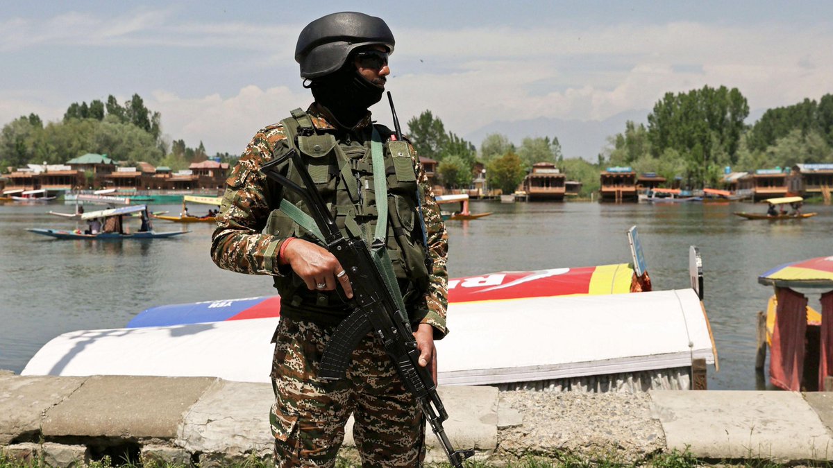 Krishan_P1's tweet image. No citizen can tolerate disrespect to our soldiers. HDFC crossed a line – time to show them the power of unity. Salute and boycott! #BoycottHDFC #DisrespectToCRPF #InsultToForcesIsInsultToNation Jai Jawan!