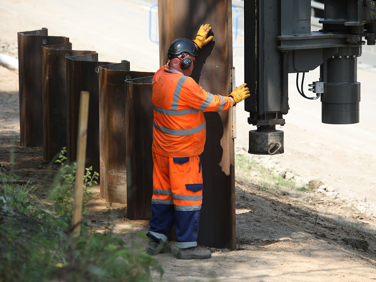 Our unique Long-Reach #Piling rigs offer huge programme and cost benefits to the ⛴ marine construction sector as well as tier-1 contractors working on major 🚛 highway and 🚈 rail infrastructure projects such as the #SmartMotorway programme and #HS2

sheetpilinguk.com/long-reach-mar…