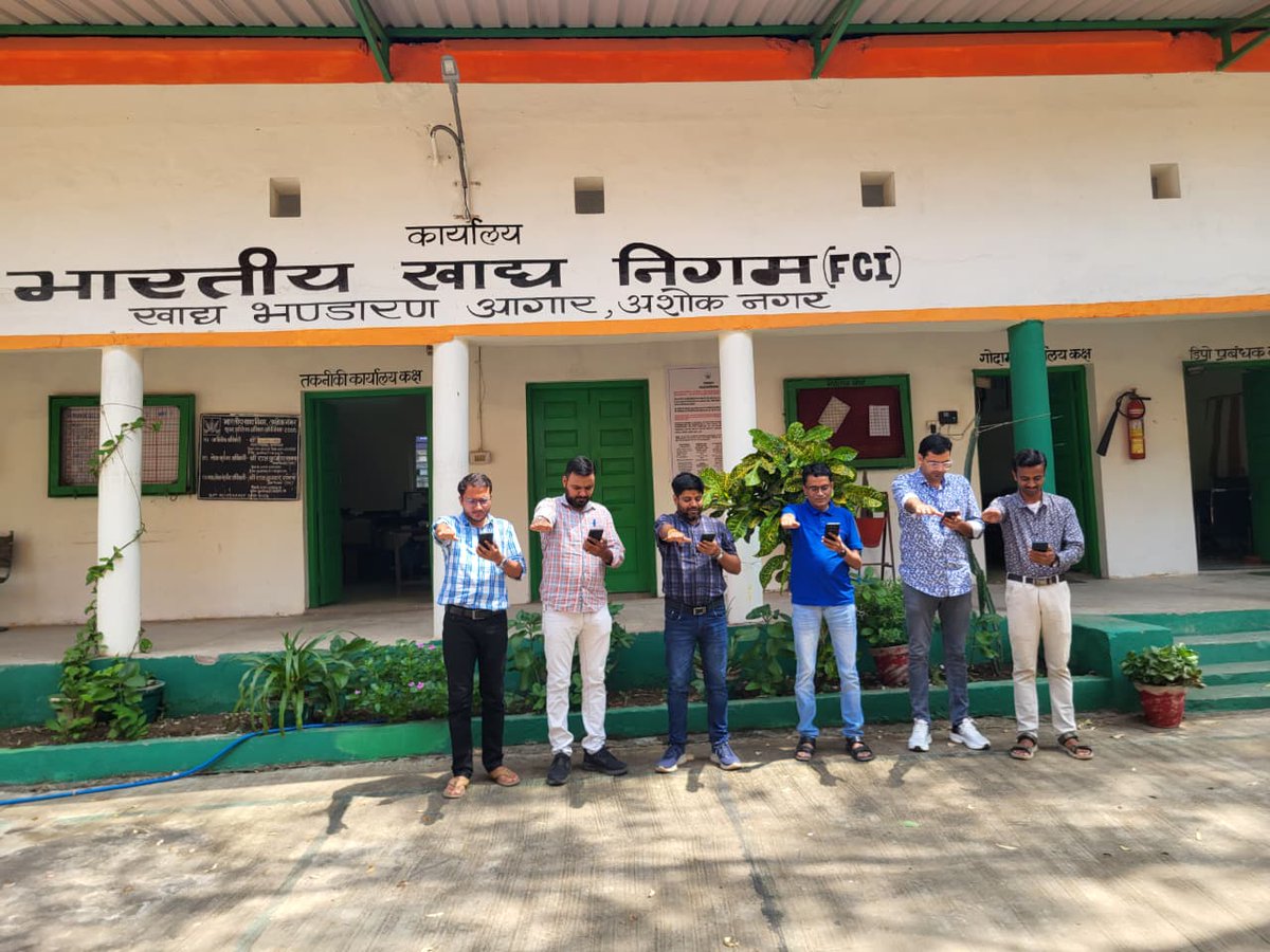 भारतीय खाद्य निगम, मंडल कार्यालय ग्वालियर में स्वच्छता पखवाड़ा 2025 के शुभारंभ के अवसर पर सभी कर्मचारियों एवं अधिकारियों ने शपथ ली कि हम पर्यावरण को स्वच्छ बनाए रखने के लिए सदैव प्रयासरत रहेंगे और हर नागरिक को स्वच्छता की ओर प्रेरित करेंगे।
#SwachhataHiSeva #SHS2025
 #Swachhotsav