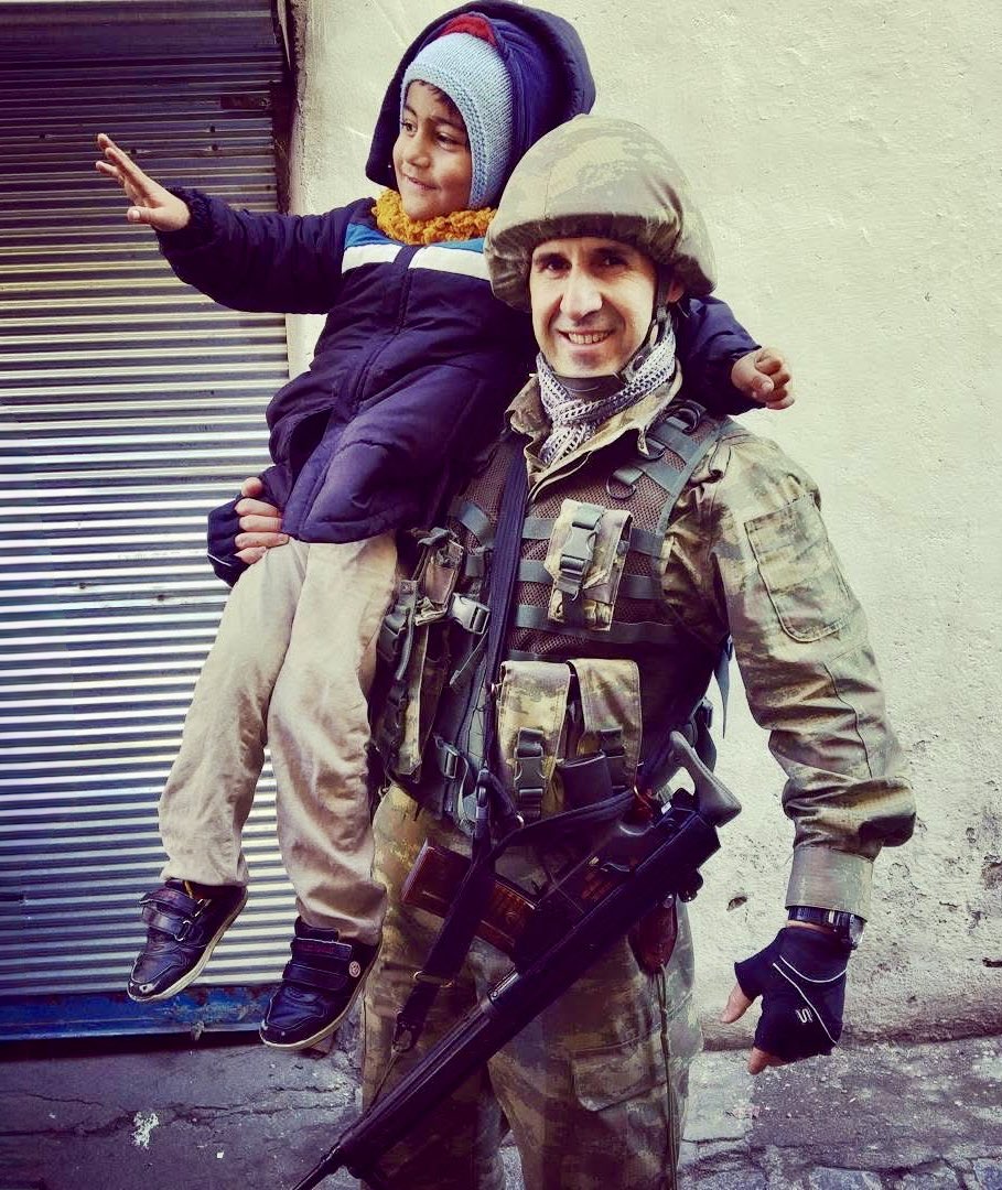 MCambaz's tweet photo. "İCABINDA VATAN, CUMHURİYET VE VAZİFE UĞRUNDA,
HAYATIMI SEVE SEVE FEDA EYLEYECEĞİME" yeminini ederek mesleğe adımını atmış, şimdi emekli Türk Subayı Orkun’u böyle gözaltına almalarla ve tehditlerle sindiremezsiniz.
Terörist, her zaman teröristtir.

#OrkunOEzellerYalnızDeğildir https://t.co/HKz0RvxtYu