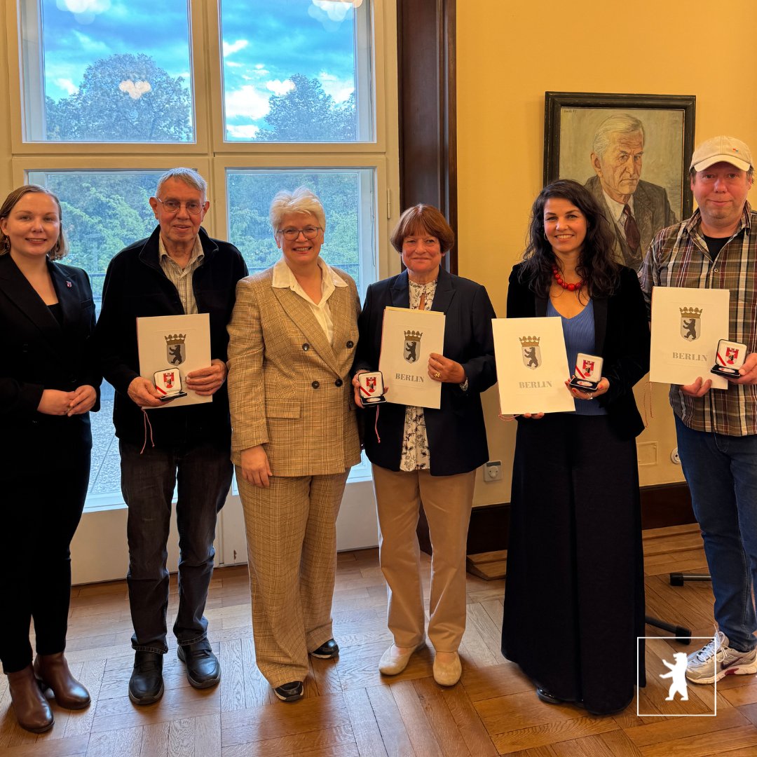 Mit der Bezirksverdienstmedaille 2024 ehren wir vier Menschen, die mit Engagement ihren Kiez bewegen. Danke für den Einsatz in #Mitte an Bruni Wildenhein Lauterbach, Siemen Dallmann, Hannah Elsche &amp; Sven Dittrich  🙌

Alle Infos findet ihr auf dem Blog ➡️  sohub.io/f661