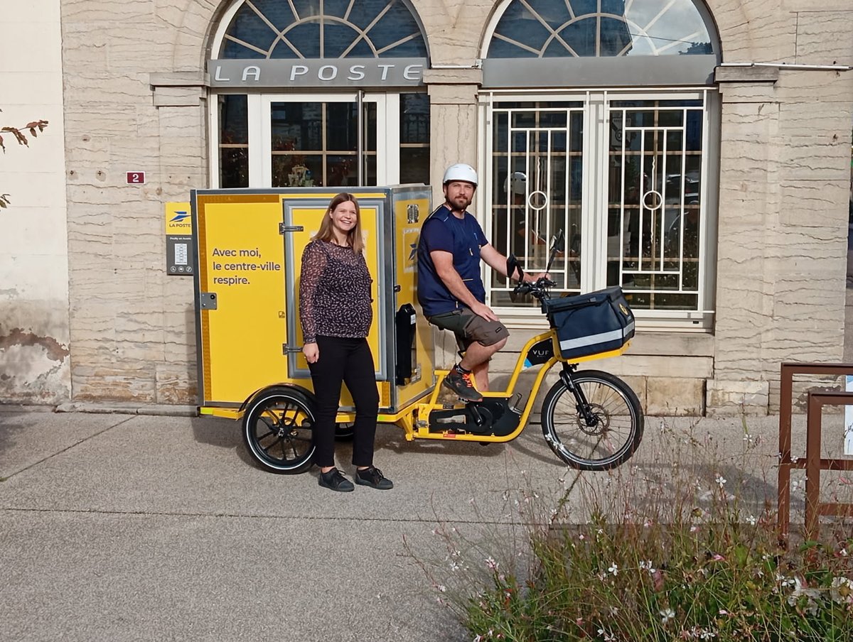 #VuDansLaPresse🚲🌱 La Poste accélère sa transition écologique en #BFC  ! Plus d’une centaine de  colis à  #PouillyenAuxois sont livrés en vélos cargos chaque jours. Un mode de transport doux, plus sûr pour nos facteurs dans @leBienPublic.
▶️bit.ly/3VG8NJX