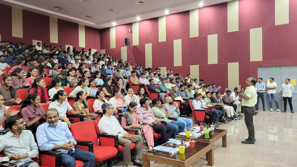 stuti2220298309's tweet photo. Yesterday’s theory, today’s technology, tomorrow’s revolution!

As part of @QuantumYear2025, @InfoGujcost and @RSCBhavnagar organised a special outreach program that inspired young participants from various Bhavnagar institutes to join and explore the world of quantum science. https://t.co/zxJmeML74r