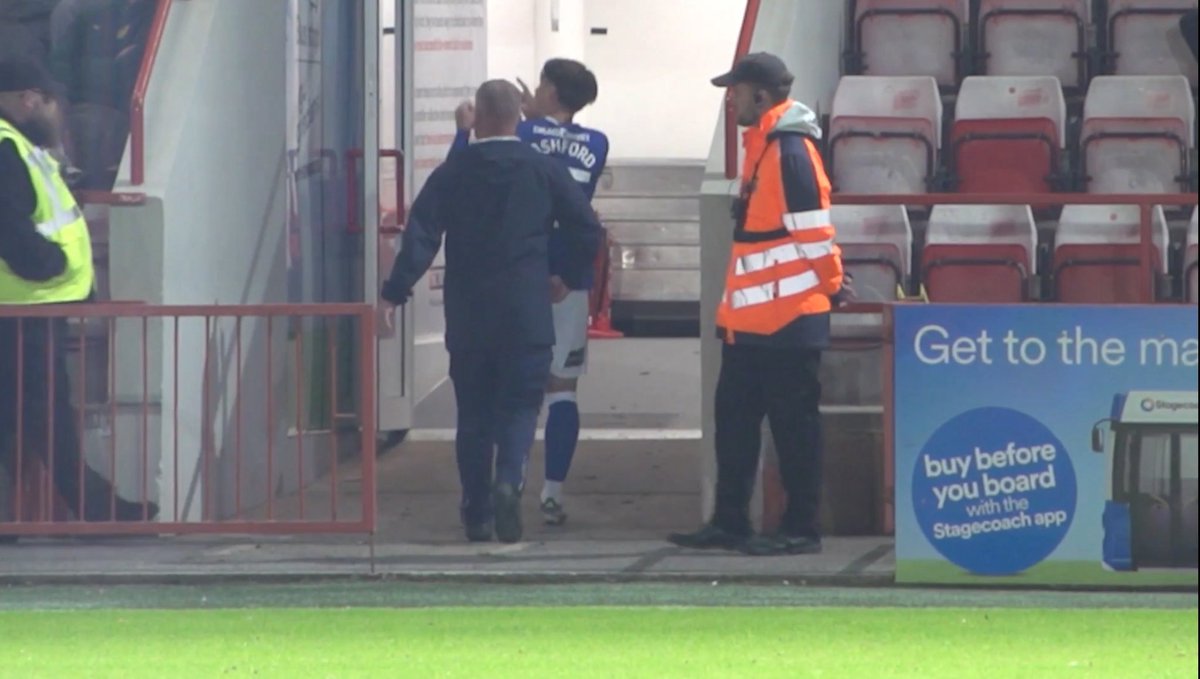 Cian Ashford gesturing 1-0 to the Exeter fans on his way down the tunnel. 🤌

#CardiffCity