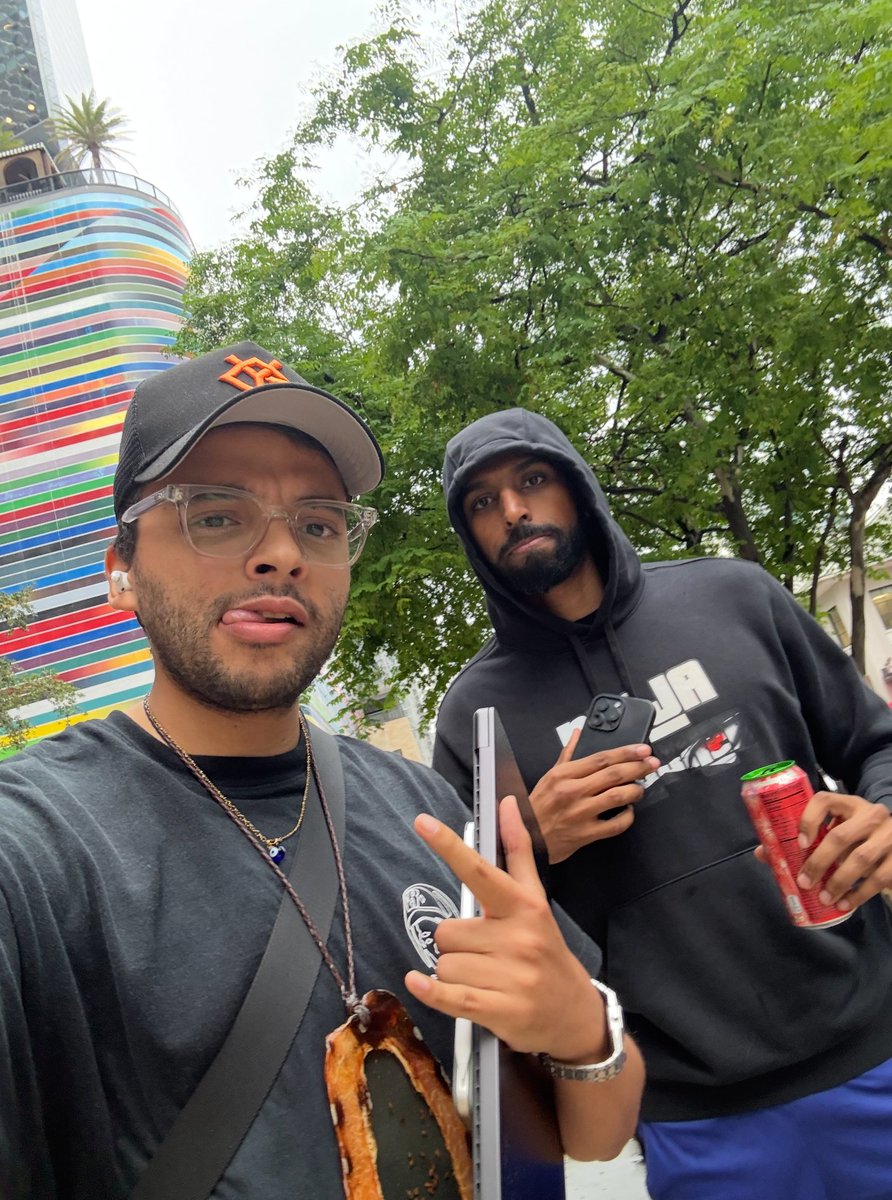 Alexitobando's tweet image. Stopped @MyronGainesX while he was on a call 😂 He said: “That’s not how you approach someone!” but still gave his thoughts on crime + snapped a selfie with me 👊