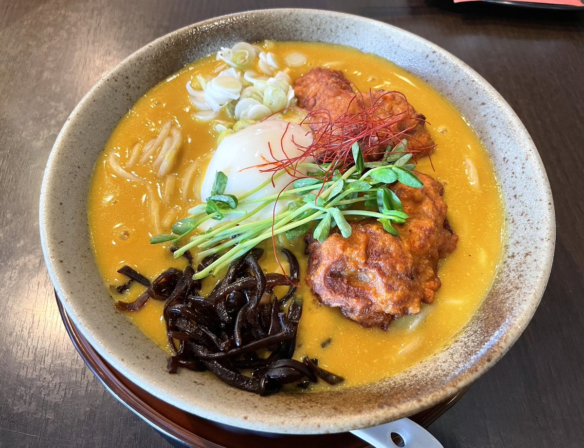 99mpv's tweet photo. 麺活Wednesday🍜☀️
らー麺 藤原家@上三川
◉カレーらー麺

大きな🍗唐揚げ2個に半熟🥚乗った
カレー🍜！ガーリック効いたマイルドカレーで中々美味しい😋
つーか下の方に🍚入っててびっくり🫢w
#らー麺藤原家 https://t.co/vnvpPulhQx