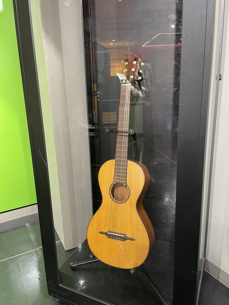 渋谷タワレコにスピッツ「ハチミツ」のジャケットで使用されたギターが