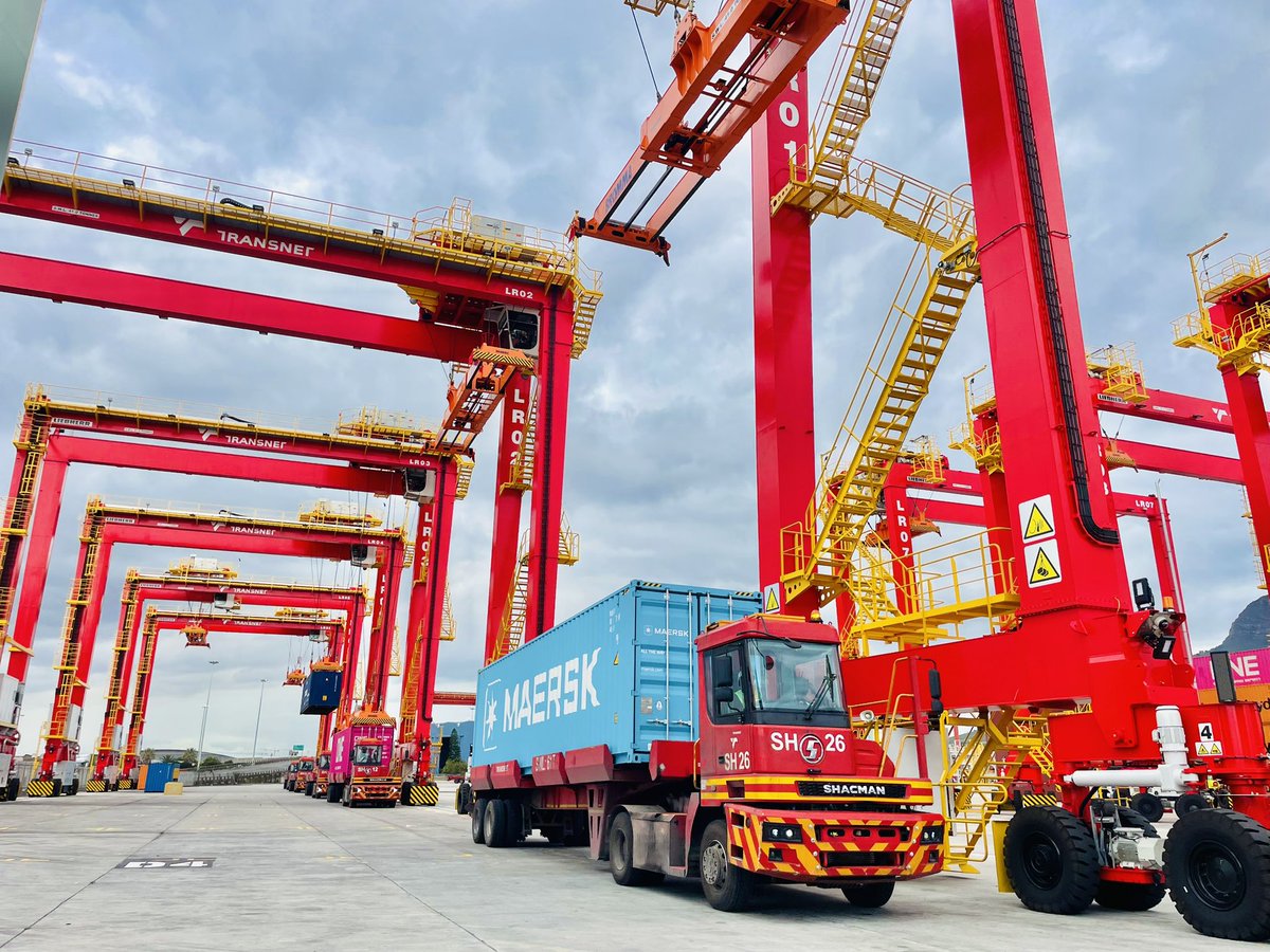 🏗️🚢 Transnet’s R3.5 billion investment in new machinery at the Port of Cape Town will meaningfully improve port performance, and so help boost the Cape Town economy! 

We must keep this momentum going by including private sector investment and management at the Port. 🤝