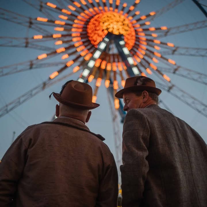 muenchen's tweet image. ANZEIGE | Die #Wiesn entdecken, wie sie leibt und lebt – mit Anekdoten, die selbst Wiesn-Profis zum Staunen bringen: Das erwartet euch bei den Führungen über das #Oktoberfest mit ausgebildeten #Guides der Stadt! 🥨🎡🤩 Infos und #Buchung: ⬇️ muenchen.travel/angebote/buche…