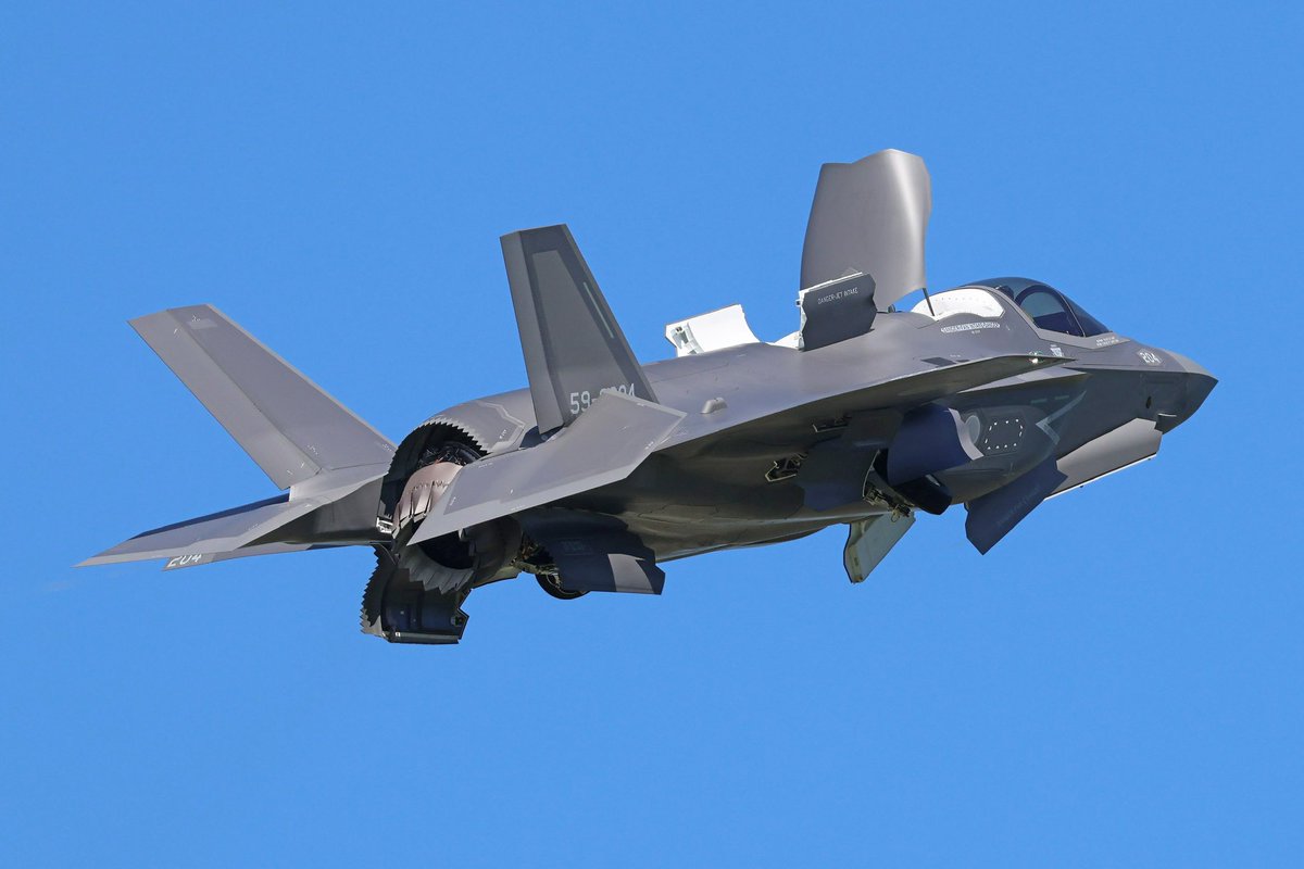 rw28nyutabaruST's tweet image. 新田原基地にて日の丸F-35Bの離着陸のデモフライト　#F35B #JASDF #新田原基地