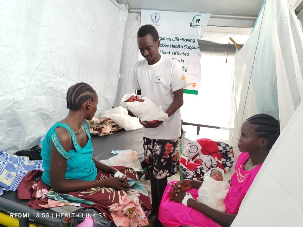 HealthLink_SS's tweet photo. HLSS staff providing life saving activities in Paguir PHCC, Fangak County. Conducting Health Education, deliveries and getting support from the CHD director on their routine supportive supervision with funding from @UNFPASouthSudan https://t.co/xC3cNvlcKy