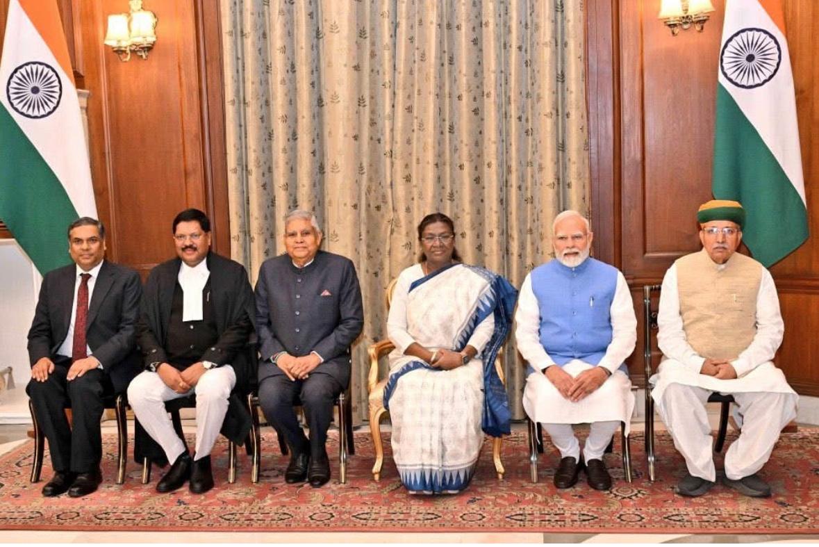 ये जो भारत में सवर्ण मुक्त फ़ोटोग्राफ है इसको बनाने में सबसे अधिक सवर्णों का योगदान है           यही नहीं धीरे-धीरे पूरा देश ही इसी तरह से सवर्ण मुक्त हो जाएगा।                                                  आजकल सफ़ाई कर्मचारी ,सुपरवाइज़र ,गार्ड,पान की दुकान,खोमचे वाले