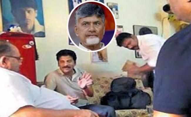 ఓటుకు నోటు కేసు A4 ముద్దాయి జెరూసలెం మత్తయ్య సంచలన వ్యాఖ్యలు

సుప్రీంకోర్టులో న్యాయమూర్తి గారికి అన్నీ చెప్పేస్తా

నన్ను అప్పటి ఎమ్మెల్సీ స్టీఫెన్ సన్ వద్దకు పంపింది ఎవరో చెబుతా

నా దగ్గరున్న అన్ని ఆధారాలు వెల్లడిస్తా

నేను దోషిని కాదు, బాధితుడిని

ఈ కేసులో ఇరుకున్న వాళ్లంతా