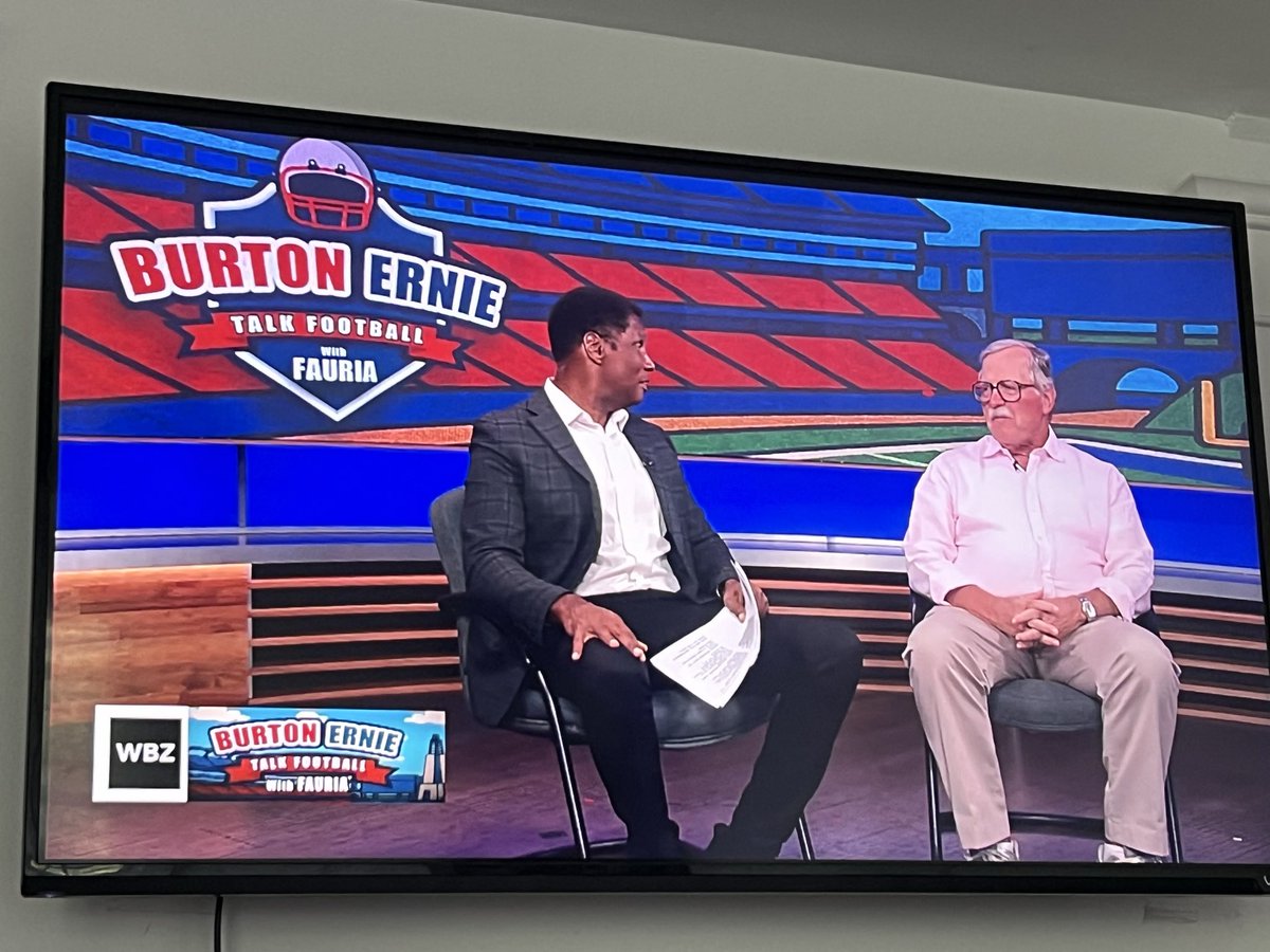 NMorrison5_91's tweet image. How am I just finding this now?! This is awesome! @SteveBurtonWBZ #PinkStripes @Patriots #ForeverNE