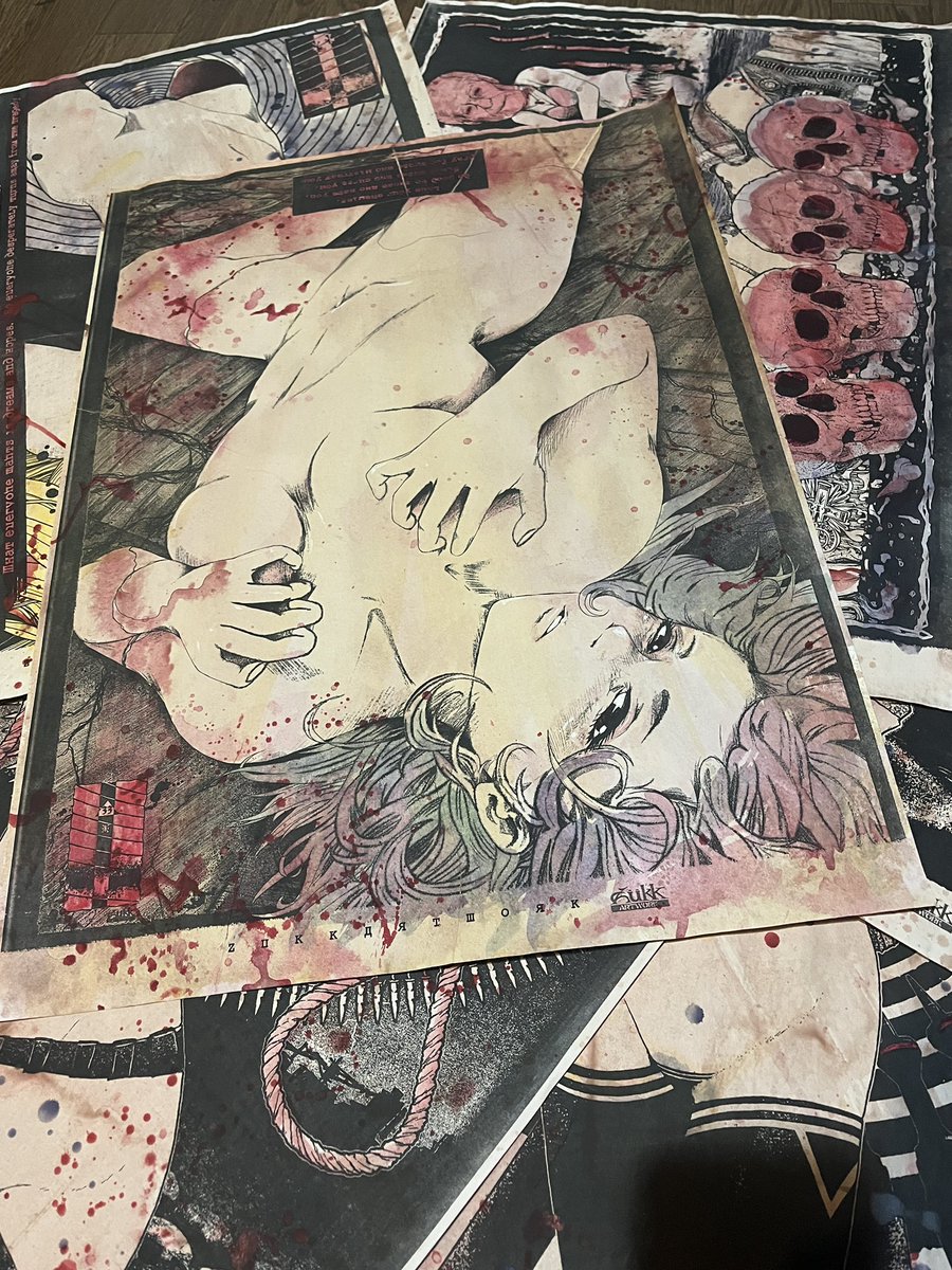 ZUKK_Ozaki's tweet photo. 【HANDPAINT POSTERS】

オンデマンド印刷にペイントした一部の絵を、期間限定にて割引販売します。此方は展示等によるダメージの為の割引となります。

A2サイズ
8,000円（通常 10,000〜12,000円）

ご希望の方はDM又はwebsiteのcontactよりご連絡下さい。
https://t.co/Bi56pRP4Io https://t.co/6zMCFqFIhK