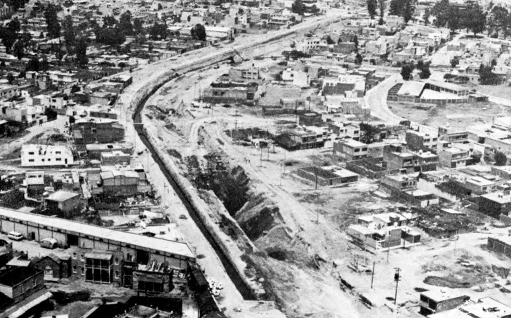 Aquí había un canal: el Canal de Miramontes 💦.

Y se entubo, como tantos otros, para darle paso a los automovilitas. 

Pero si la ciudad se inunda, es un caos, se esta secando: es por la Ciclovía de Acoxpa (no lo olviden).