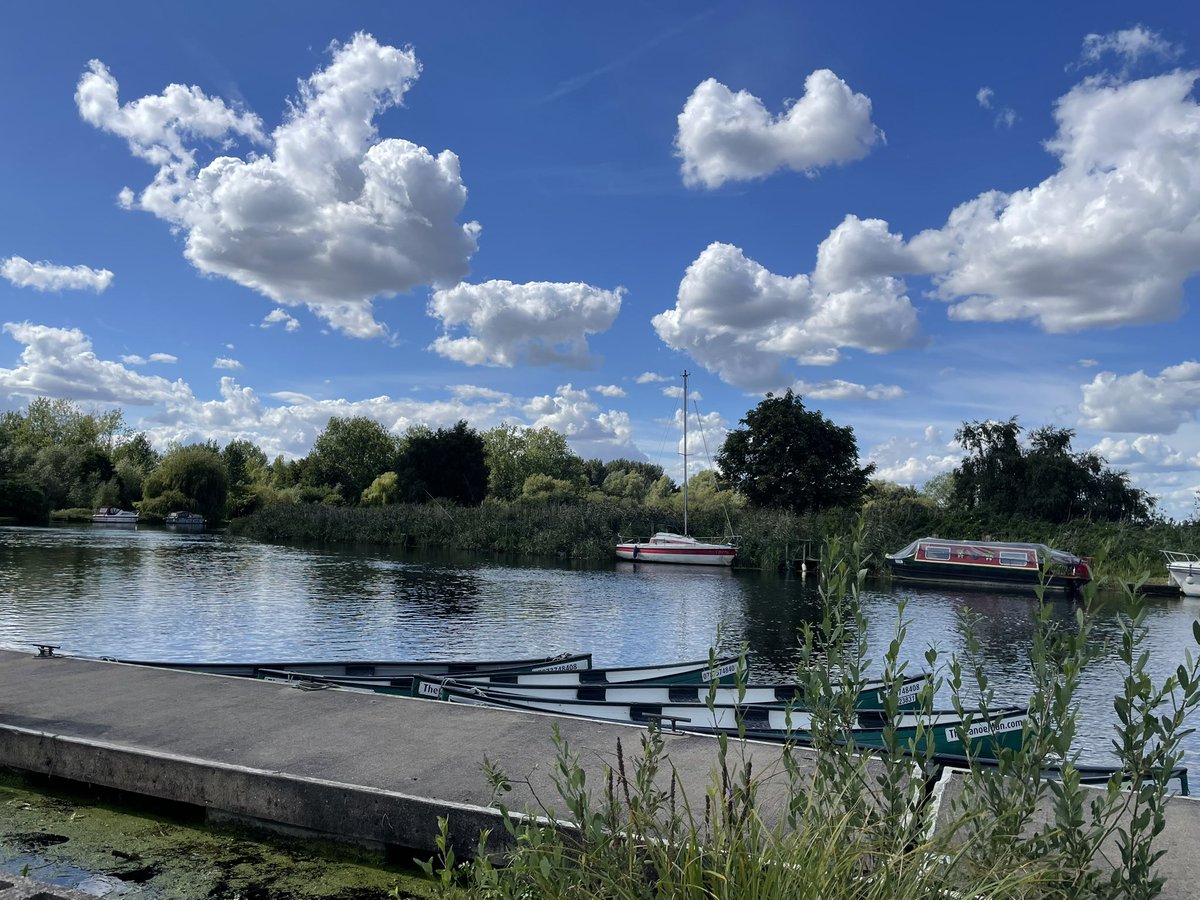 Mid month check in 📱 

How are you getting on with your goal(s) for this month and this year?
What have you done this week that has got you closer to your goals?
What have you achieved this month so far? 

Show yourself some love ❤️ 
Celebrate your wins 🎉