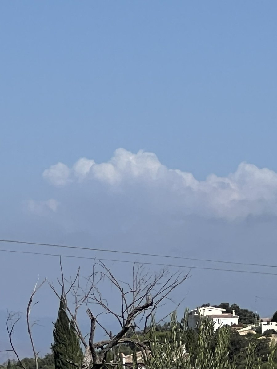 Nubes de desarrollo vertical sobre la axarquia.