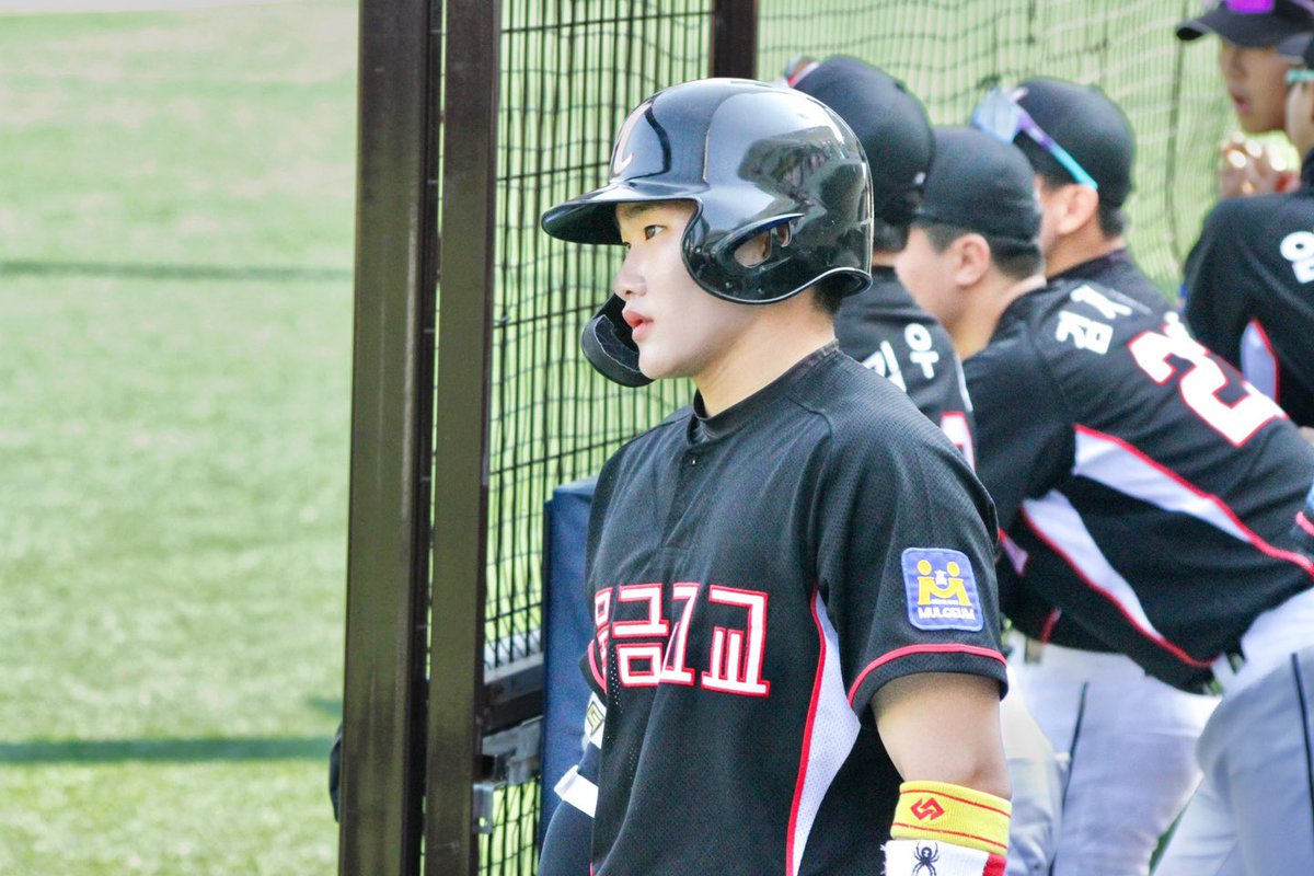 한화이글스 9R 물금고 이재환 

발이 빠른게 제일 강점인 선수입니다 
장타력도 충분히 갖춘 선수이고 
제가 본 물금고 이재환은 정말 야구에 진심이고 선한 사람이었어요 
웃는게 이쁜 재환이가 한화팬분들과 함께 웃는 일이 많았으면 좋겠습니다! 
많이 응원해주세요 
한화이글스 화이팅 🧡