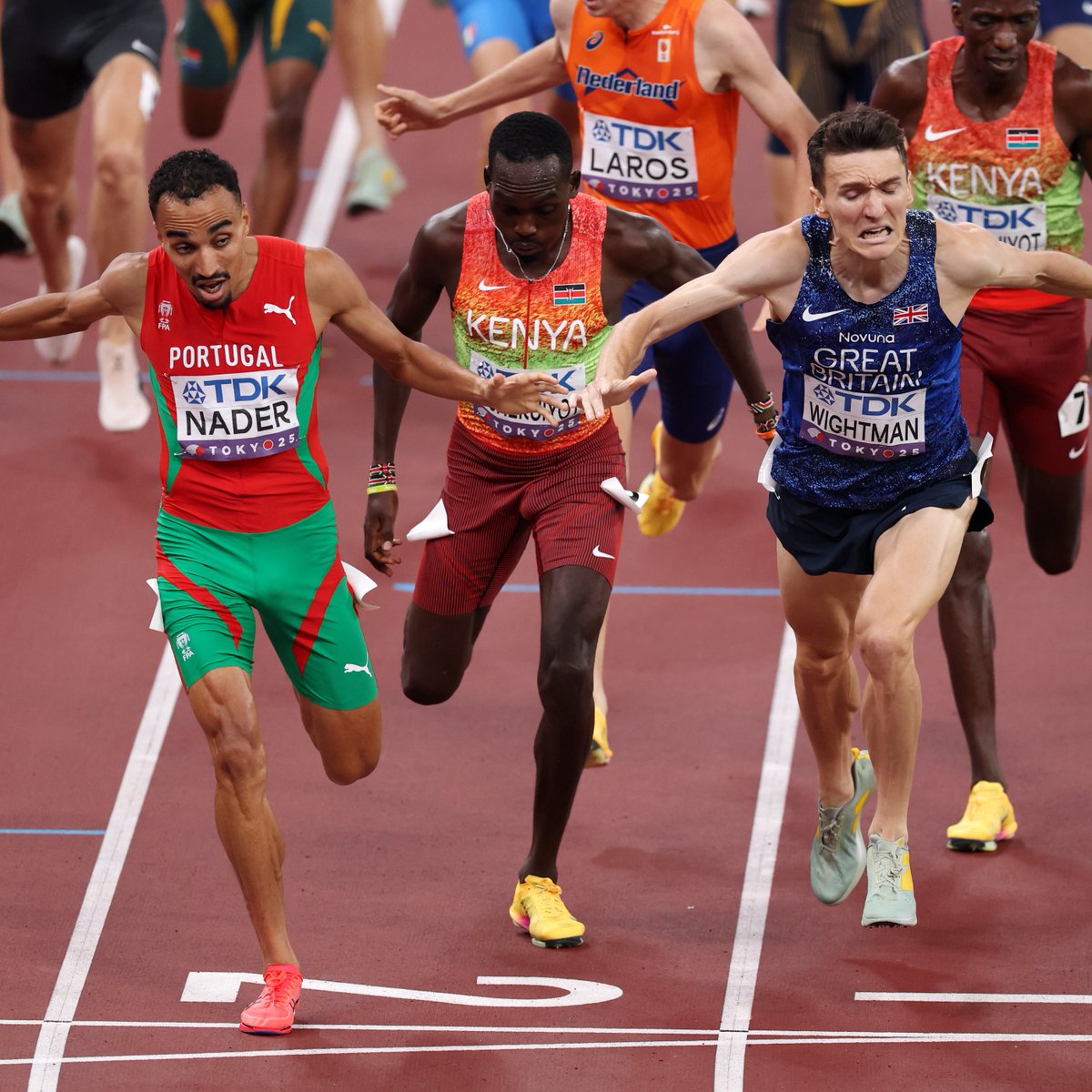 WorldAthletics's tweet photo. WHAT A FINISH 🤯

🇵🇹's Isaac Nader comes out on top of a nail-bitting finish in the 1500m in 3:34.10 to win his first global title 💥

He clipped the finish line ahead of 2022 champ Jake Wightman and 🇰🇪's Reynold Chertuiyot 💪

#WorldAthleticsChamps https://t.co/08i4eZKNv0