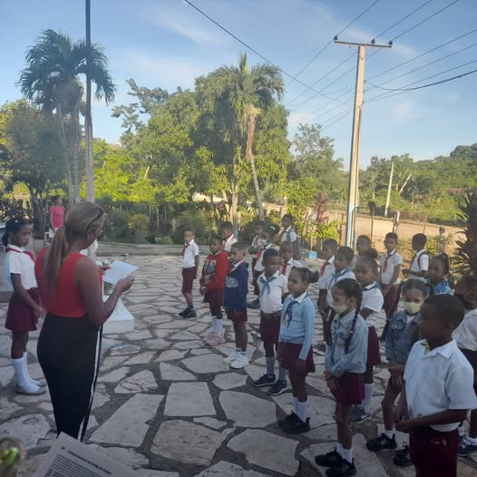 Con la frase "Un mundo es mejor y saludable sin drogas" inicia el matutino, donde se explica a los educandos sobre los riesgos a la salud por el consumo de drogas.
#CubaMined #noalasdrogas