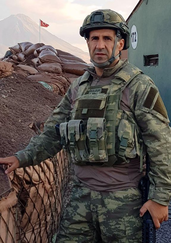 Orkun Özeller’in ifadesinden:

“28 yıl TSK’da görev yaptım ve bu sürenin tamamı PKK terör örgütü ile mücadeleyle geçti. 

Bugün kucağımda şehit verdiğim arkadaşlarımın evlatlarına karşı sorumluluk hisseden bir Türk askeriyim. 

Terörist başının Meclis’e davet edilmesi, kendisine