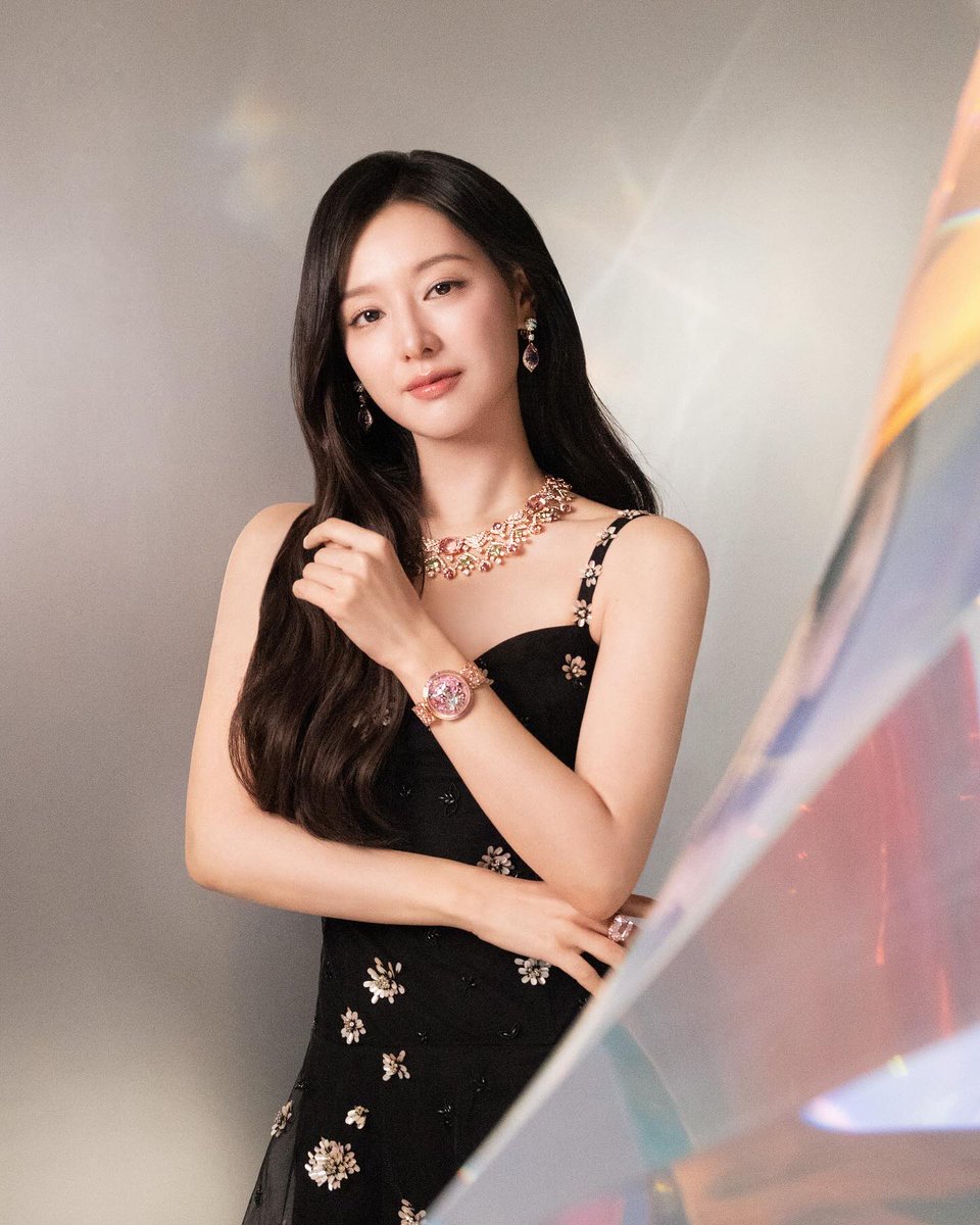 20250917｜#김지원

Bvlgari Ambassadors and Friends of the House immersed themselves in the exhibition, celebrating over a century of creativity, culture, and craftsmanship, and illuminating the Maison’s kaleidoscopic spirit through vibrant artistry and timeless design.

#KimJiWon