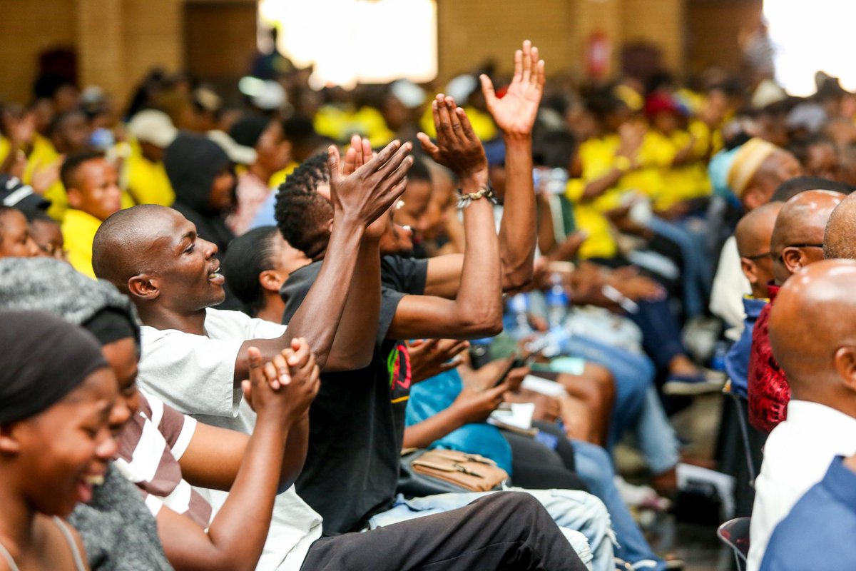 Abekho ready <a href="/zubenathihlong2/">Sir Zubenathi Hlongwane</a> and <a href="/TshipiYaMokoena/">Tshipi Mokoena</a> TV was never ready for you guys 🤞🫡⚽🔥🔥🔥. Great work in Studio Brothers. Catch Bhut'umdala and Tshipi on SABC 1 this Saturday at 13h30 🔥🔥🔥 Punters are paving a way for us in the streets.