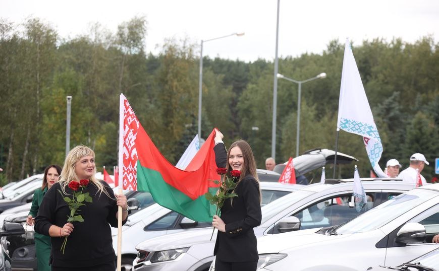 Автопробег "За единую Беларусь" проезжает по главным улицам Минска

Подробности: belta.by/society/view/a…