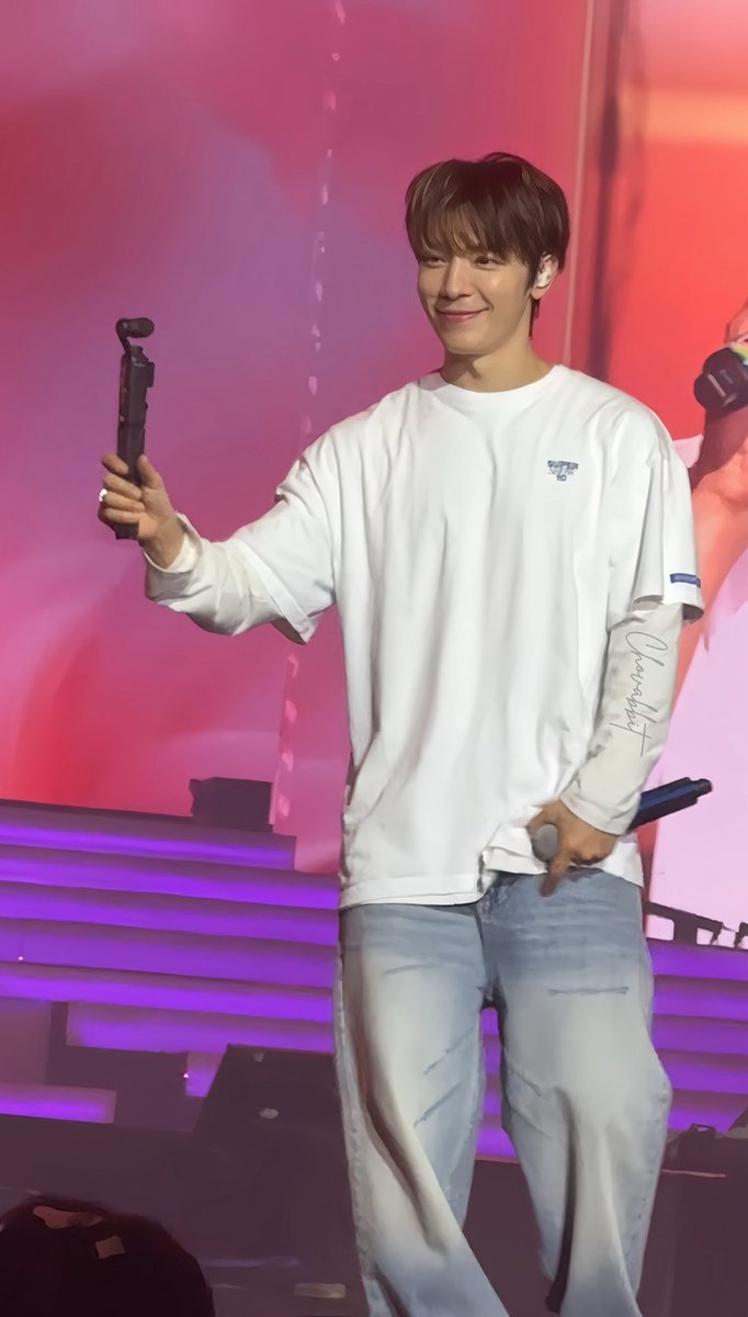 chovabbit's tweet photo. OMG LEE DONGHAE URE SO FINEEEE

#SUPERJUNIOR  #SUPERSHOW10 #SS10inJAKARTA #SUPERSHOW10inJAKARTA https://t.co/o07lgIFuQA