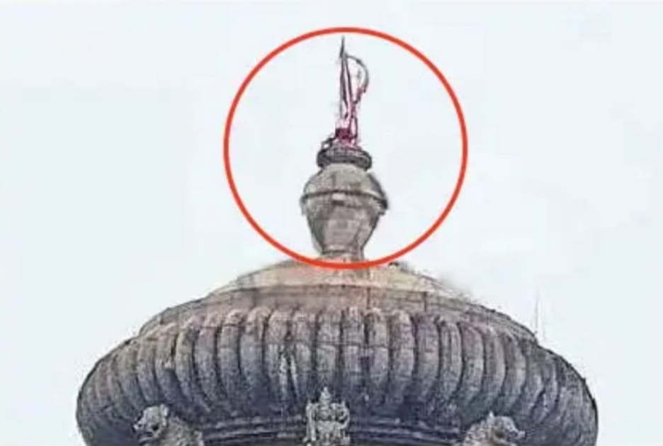 भविष्य मालिका 🔥
भविष्य मालिका कहती है कि कलियुग के अंत के समय सभी देव स्थानों से देवी देवता स्थान छोड़ देंगे और वहां अशुभ घटनाएं होती होंगी। 
इस दौरान वर्तमान में मिला लिंगराज मंदिर से संकेत।
 मूसलाधार बारिश और पवन के प्रकोप से भुवनेश्वर स्थित लिंगराज मंदिर का ध्वजदंड टूट गया।