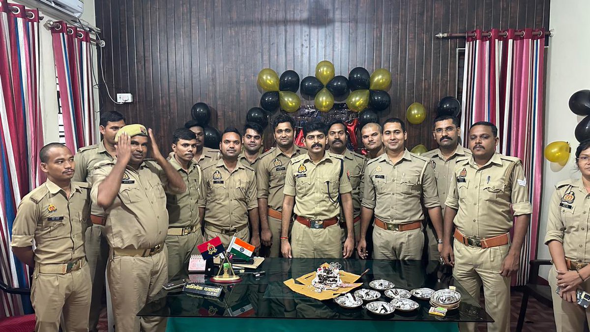 IPS_DAWACHYA's tweet photo. Thanks for wishes . Team Colonelgunj.

#gonda_police 
#ips https://t.co/pN2RufTPAe