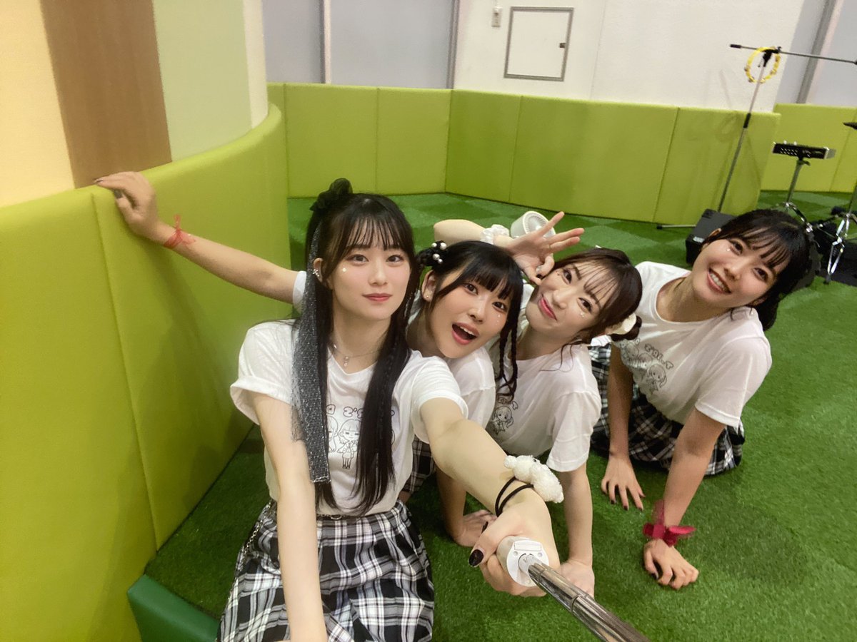 AEONキャラバンツアー7日目も無事終了しました！

人工芝でのライブはなんだかワクワクしてとっても楽しかったです！

2階3階のお客様もよく見えてたくさんの手拍子ありがとうございました♡