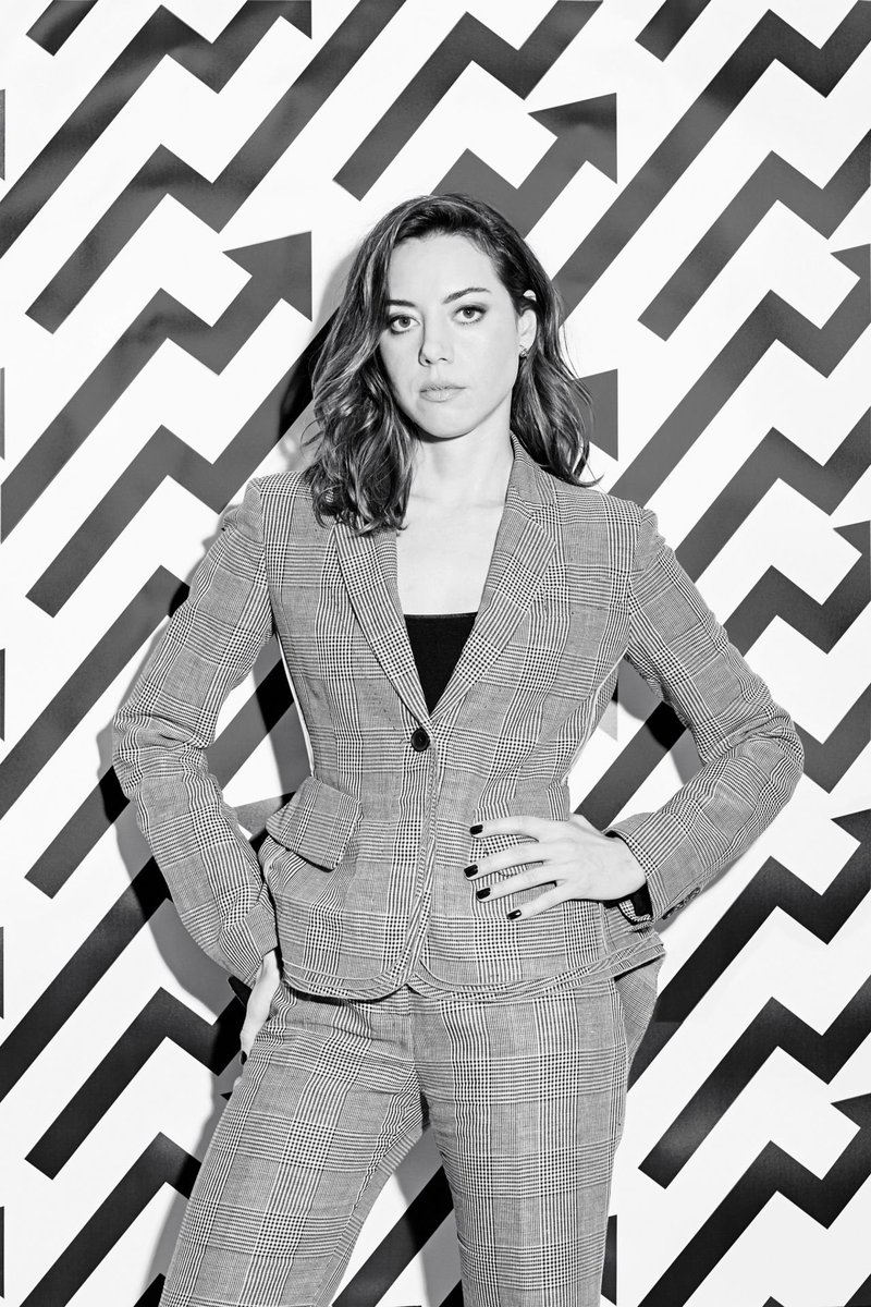 plazasgallery's tweet photo. aubrey plaza in a suit >> https://t.co/nR5lQMOZMa