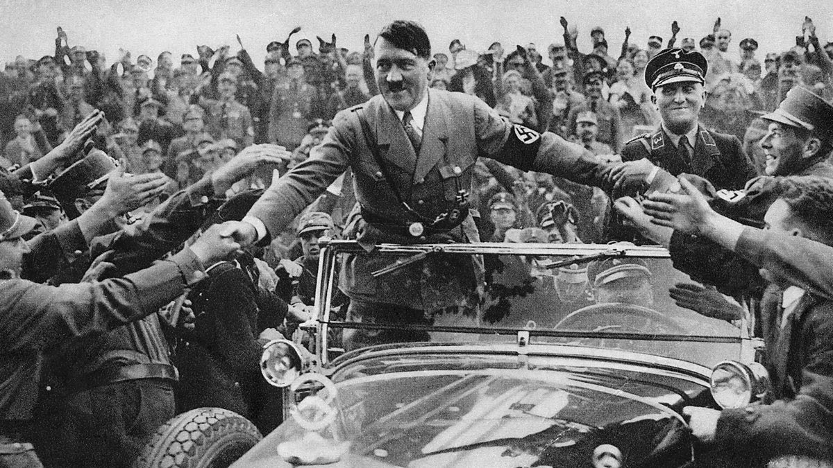 FakhryHarraz_'s tweet photo. "Macam Mana Hitler Ubah Nazi Jadi Kuasa Dunia?"

1. Lepas WW1, Jerman kalah teruk.

Perjanjian Versailles 1919 jatuhkan maruah deme.

Jerman kena bayar pampasan besar, tentera dihadkan, wilayah dirampas.

Ekonomi runtuh, rakyat lapar, pengangguran melambung.

Apa jadi lepas tu? https://t.co/ljN8eHQfbU
