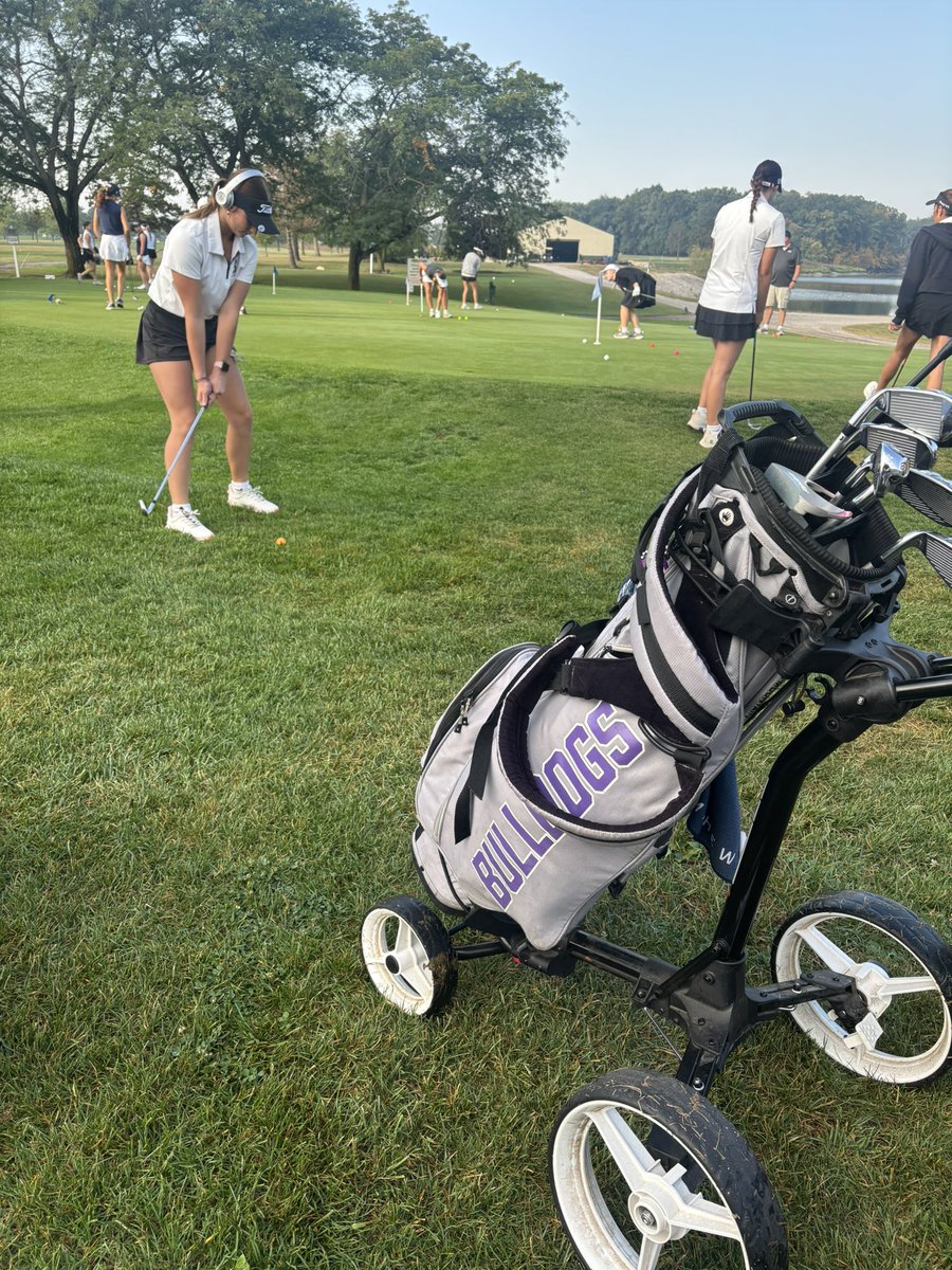 20 minutes until tee off at the NWOAL Golf Championship. The Bulldogs are finishing their preparation. #GoDogs