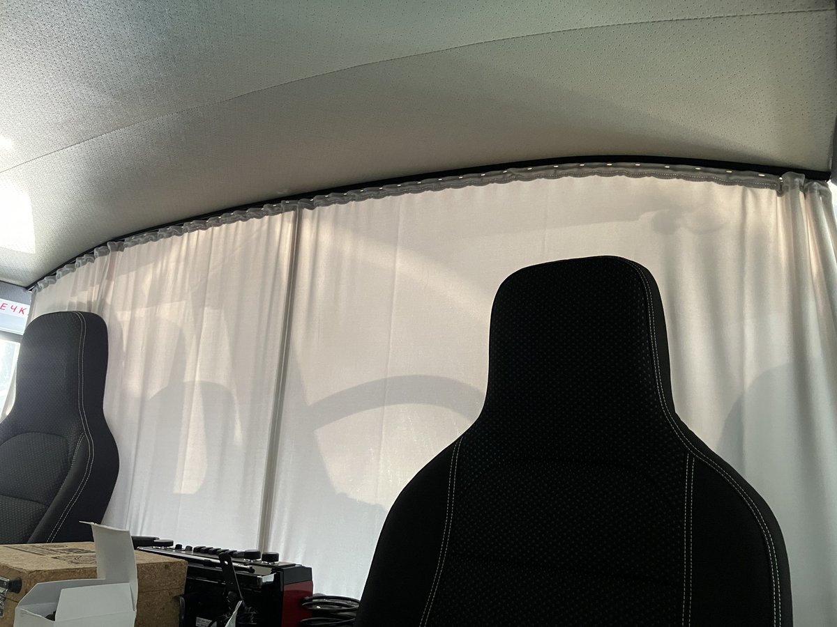 uazlife's tweet photo. 今夏、実は整備に入ってます！
クーラーがアレなんで、メカの人と考えながら進めてますが、基本前後を分離するのが良いという結論。
できれば後部はコンプレッサーを新設してポタ電で動作させればと思案中。で、冷却効率上げる為にまずパーテションを取付！これ専用なのでバッチリです👍
#uaz https://t.co/6TU82fa3hB