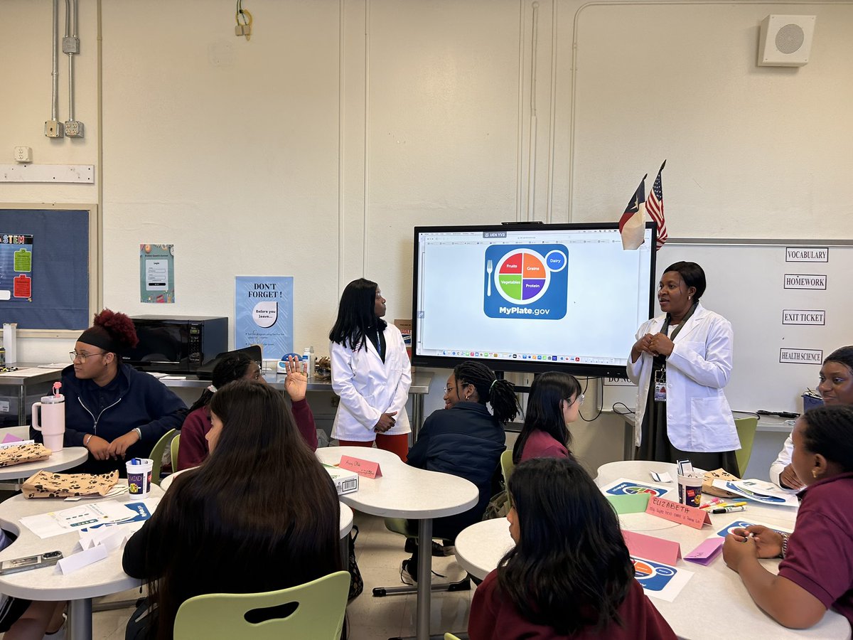 Students learn from University of Houston nurses about developing healthy eating habits in Ms Jade’s Culinary Chemistry