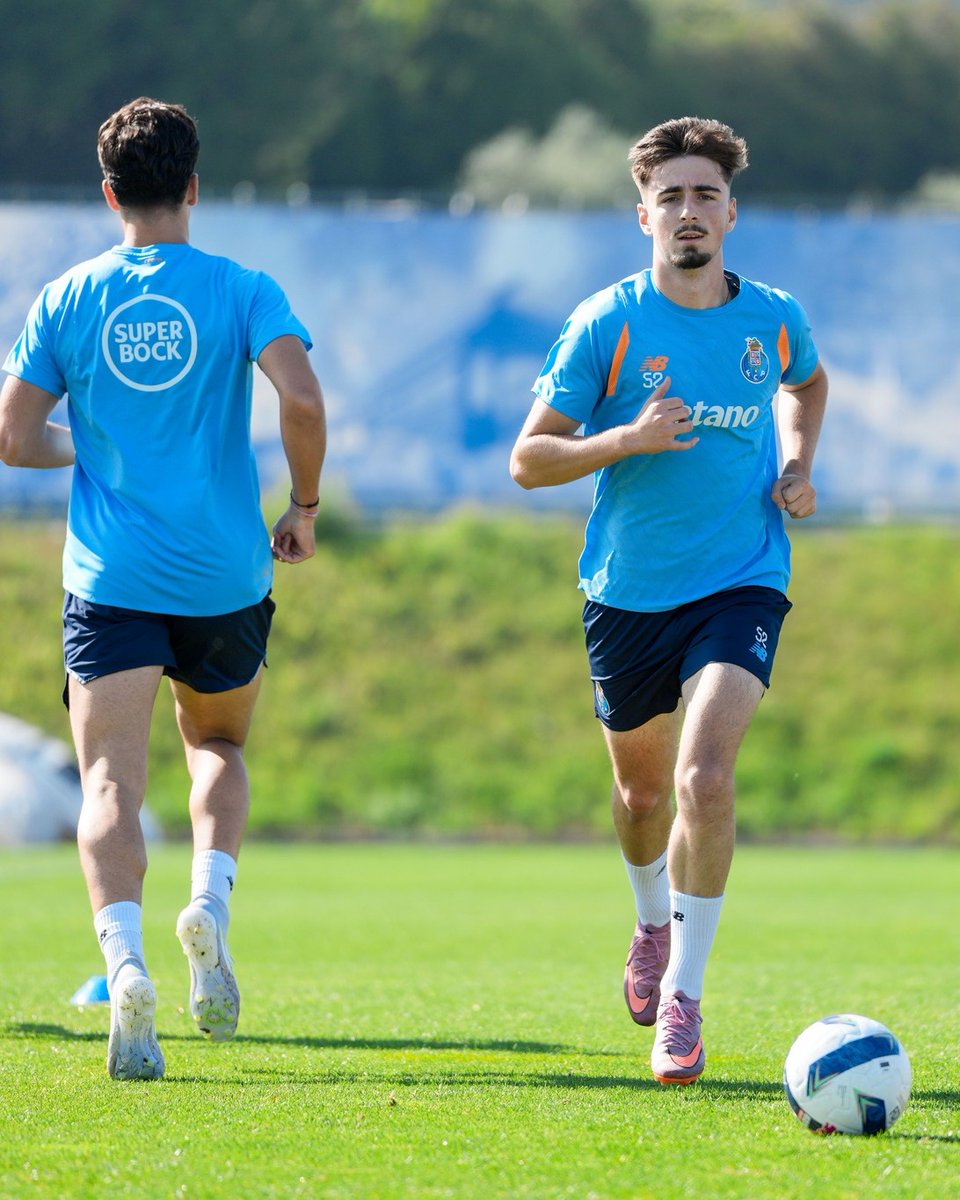 🔵⚪ No Olival:

🩺 Boletim clínico: Alberto Costa, N.Perez e De Jong.

🫡 W.Gomes e M.Fernandes evoluíram para treino integrado condicionado (W.Gomes muito provavelmente será opção para o jogo de Sexta-feira).

📅 Amanhã, 12h30: Conferência de imprensa de Farioli

#FCPorto #FCP
