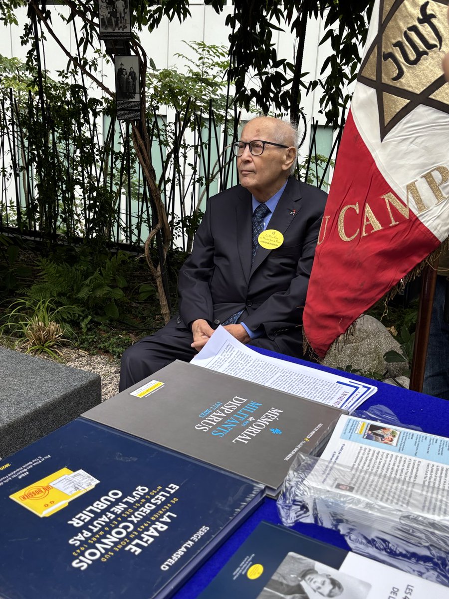 Bon anniversaire à Serge Klarsfeld, 90 ans et toujours un combattant vaillant de la mémoire et de la justice . Un engagement unique aux côtés de BEATE et aujourd’hui entourés de leur fils ⁦<a href="/arnoklarsfeld/">arno klarsfeld</a>⁩ et des compagnons des FFDJF.
Lekhaim