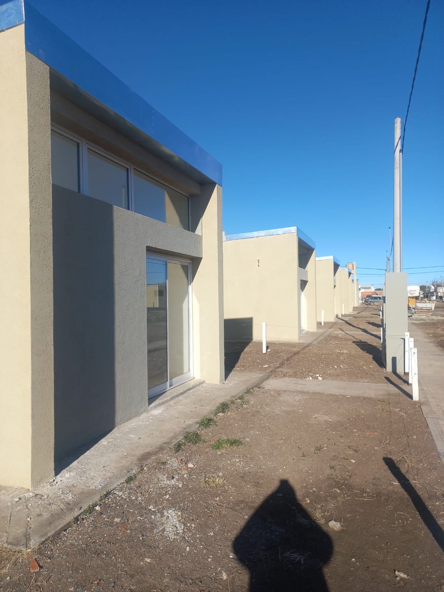 MinHabitatPBA's tweet image. ¡Ultimando detalles! 🤩 Estas son las casas que vamos a entregar en #CoronelDorrego: 24 viviendas que sorteamos el día 24 de mayo de este año y que ya casi están listas para garantizar el derecho a un hogar para más familias del municipio.