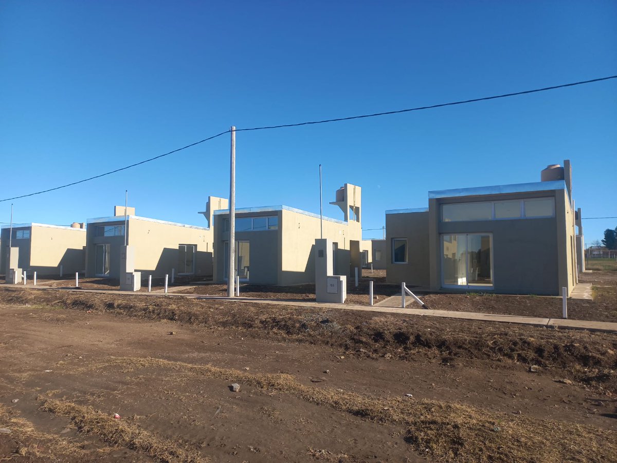 MinHabitatPBA's tweet image. ¡Ultimando detalles! 🤩 Estas son las casas que vamos a entregar en #CoronelDorrego: 24 viviendas que sorteamos el día 24 de mayo de este año y que ya casi están listas para garantizar el derecho a un hogar para más familias del municipio.